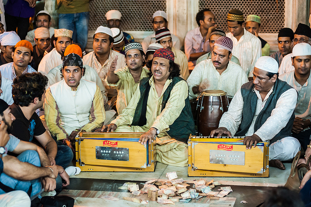 Sufi night - śpiewanie qawwali (Hazrat Nizamuddin Dargah)